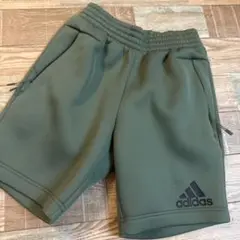 adidas オリーブグリーン ショートパンツ