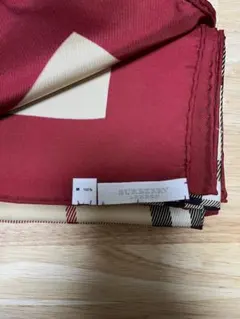 BURBERRY シルクスカーフ 赤・ベージュ・黒