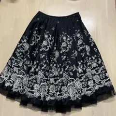 エムズグレイシー タックフレアスカート ブラック　花模様のサムネイル
