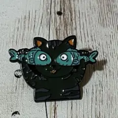 お魚メガネの猫のピンブローチ　ピンバッジ