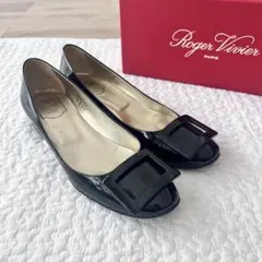 roger vivier ロジェヴィヴィエ　パンプス　フラットシューズ　極美品 母靴の名品「ロジェ・ヴィヴィエ」の黒パンプスが愛される理由