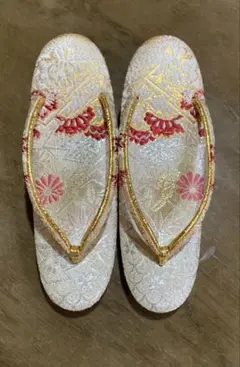 金色と赤の花柄刺繍厚底草履
