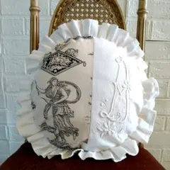 〜12/13限定価格　フランスアンティーク　ロゴ刺繍　トワルドジュイ　クッション