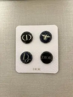 Dior ロゴ入りピンバッジセット 4個
