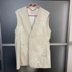 (タグ付き)ADAM ET ROPÉ アイボリー刺繍ノーカラーベスト