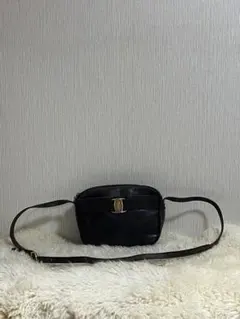 完売品！フェラガモ　ヴァラ　クロスボディバッグゴールド金具　レザーのサムネイル