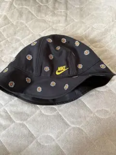 Nike デイジー柄 バケットハット 黒　L/XLサイズ