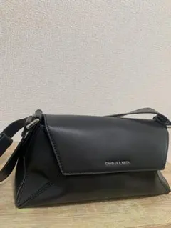 美品!CHARLES & KEITH ショルダーバッグのサムネイル