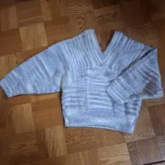 グレー系ストライプVネックニット