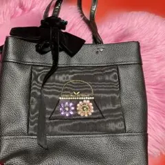 ビーズ装飾の黒いハンドバッグ