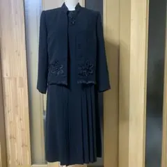 ブラックフォーマルスーツ 花の刺繍付き ジャケットとスカートのセット