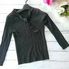 美品！clear☆リボンタイつき☆Vカットラメ入りニットカットソー