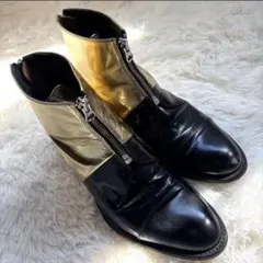 黒と金のレザージッパーブーツ