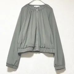【美品】組曲 クミキョク ツイルジャージー ジップアップブルゾン カーキのサムネイル