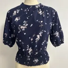 シフォン　フリーサイズ　花柄トップス　ネイビー　オフィスカジュアル　胸元しっかり