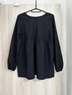 《新品未使用》エンボス加工 ペプラム チュニック ブラウス　ブラックL