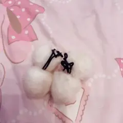 ホワイト ファー ポンポン ヘアゴム 2個セットのサムネイル