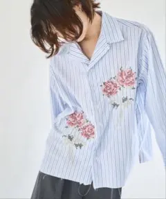 Camphor wood クロスステッチ花刺繍カットオフストライプシャツ