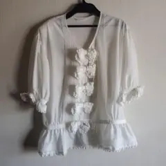 フリルとリボン付き羽織りブラウス カネコイサオ フリルとリボン付き羽織りブラウス カネコイサオ