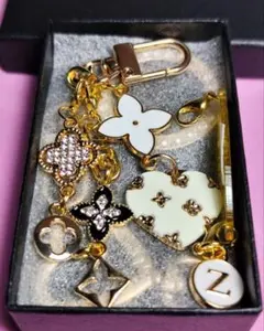 ゴールド・白 フラワーハート型 チャーム キーホルダー 商品番号「Z」