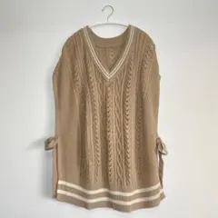 ベージュ Vネック ケーブル編み ニットベスト