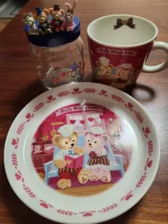 ダッフィーアンドフレンズ　コップと皿　蓋付キャラ付き瓶3点セット　ディズニーシー