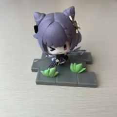 紫色のフィギュア スタンド付き
