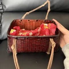 赤い籐製和装用バッグ