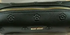 新品 MARY QUANT シンプルエンボスデイジースクエアペンケース ブラック