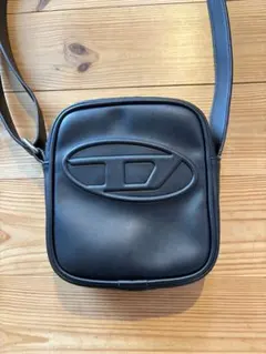 DIESELショルダーバッグ ブラック　Dロゴ