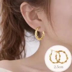 ツイスト フープピアス ゴールド