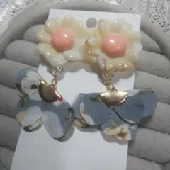 花と蝶のデザイン ピアス