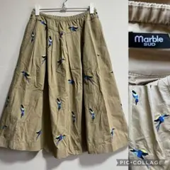 marble SUDマーブルシュッド インコ柄刺繍チノフレアースカート 鳥柄のサムネイル