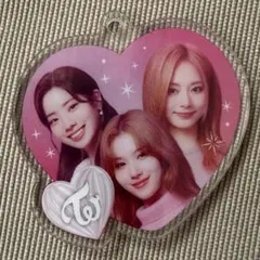 【匿名配送】TWICE ハート型キーホルダー ファミマケーキ