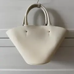 新品　ホワイト 三角形バケツハンドバッグ　トートバッグ