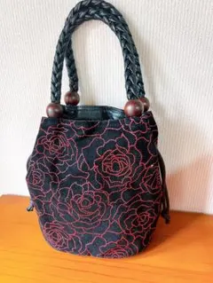 バラ刺繍風　黒 巾着型ハンドバッグ