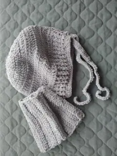 パープルの編み物帽子と手袋セット　ラメ素材