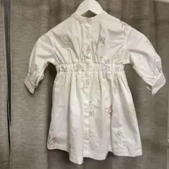 刺繍入りホワイトワンピースとドット柄ワンピース