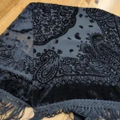 黒とグレーのペイズリー柄ストール