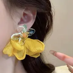 大きい黄色のお花ピアス　おおぶり　大人ピアス