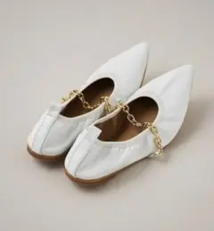 Odette e Odile チェーンベルトポインテッドフラットシューズ