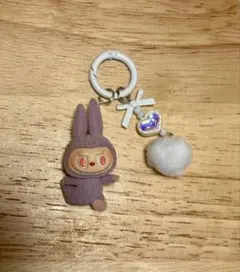 ラブブ　ヨガ　キーホルダー　薄紫