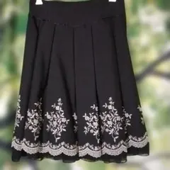 美品　レストローズ　膝丈フレア　刺繍　ブラック　花　レース