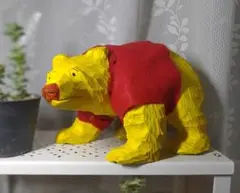 くまのプーさん風　木彫り熊のオブジェ 赤い服