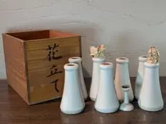 木箱・古新聞付】昭和レトロ 白磁 花立 7点 燭台 1点 一括保管品 神・仏具 木箱・古新聞付】昭和レトロ 白磁 花立 7点 燭台 1点 一括保管品 神