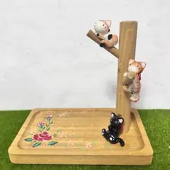 猫のフィギュア付き木製オブジェ