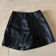 ブラック合成皮革ショートパンツ M