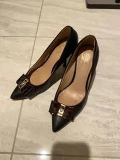 coach ブラックレザー ポインテッドトゥ ハイヒール　べっ甲リボン