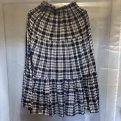 ネイビーとベージュのチェック柄フレアスカート