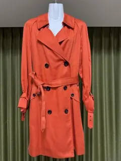 COACH オレンジが鮮やかな トレンチコートのサムネイル